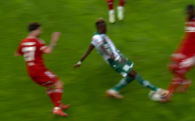 Bahis oynadığı ortaya çıkan futbolcunun gördüğü kırmızı kart ve yaptığı harekete bakın