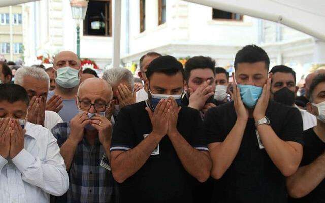 Alişan'ın koronavirüs nedeniyle vefat eden kardeşi son yolculuğuna uğurlanıyor