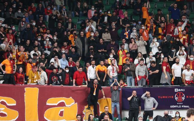 Fenerbahçe-Galatasaray maçında tribünler boşaltılıyor! Hakemler soyunma odasına kaçtı