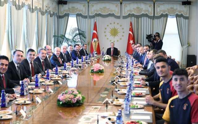 Cumhurbaşkanı Erdoğan, Galatasaray'ı siyasetten uzak durduğu için takdir etti: Bu tavrınızı sürdürmenizi bekliyorum