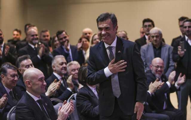 Beşiktaş'ın yeni başkanı Hasan Arat mazbatasını aldı! Futbolun başına Feyyaz Uçar getirildi