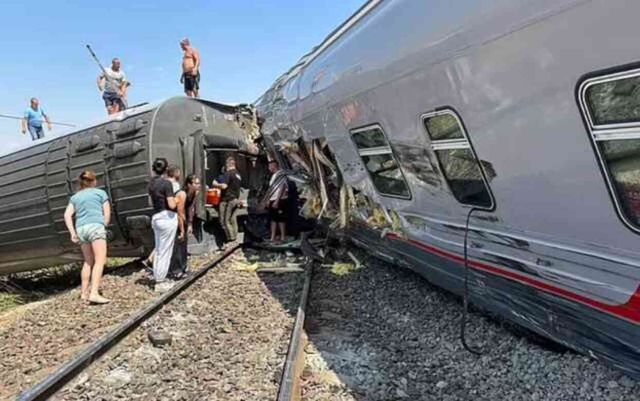 Rusya'da facia! 800 yolcuyu taşıyan tren demiryolu kavşağında kamyonetle çarpıştı