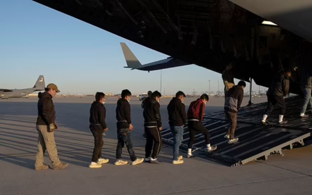 Trump, Biden döneminde ABD'ye giren 1 milyon göçmene 'Hemen Ayrılın' emri verdi