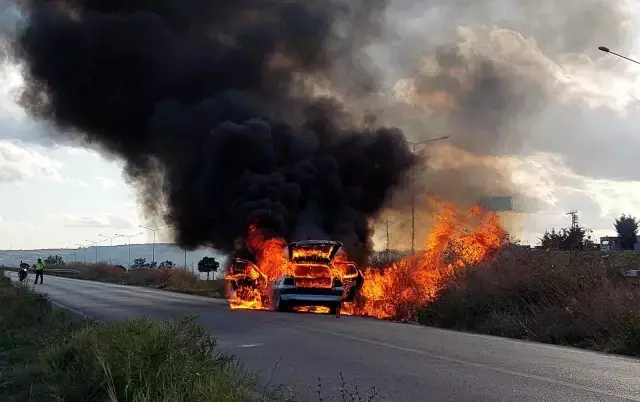 Seyir halindeki araç bir anda alev topuna döndü! Sürücüsü kendini can havliyle dışarı attı