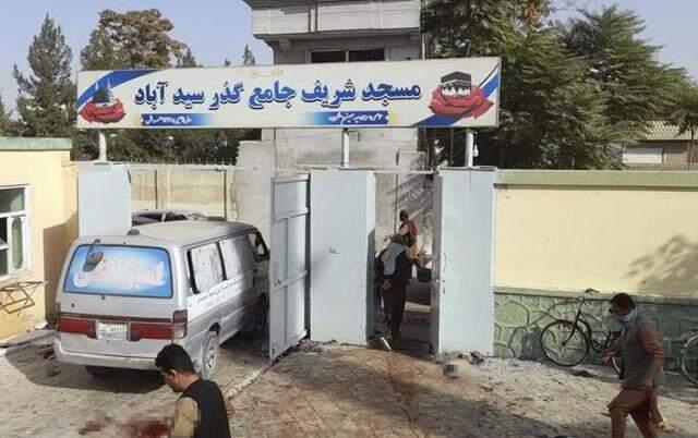 Son Dakika! Afganistan'da cuma namazı sırasında bir camiye bombalı saldırı düzenlendi: 50 ölü, 90 yaralı