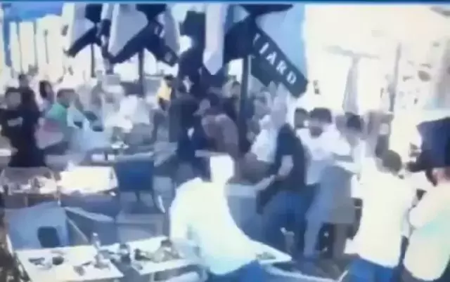 AVM'de iki grup arasında silahlı çatışma çıktı: 5 yaralı