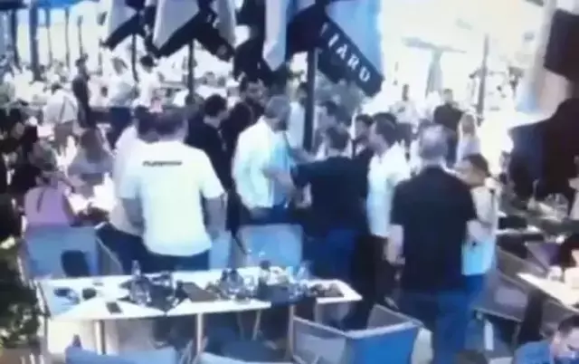 AVM'de iki grup arasında silahlı çatışma çıktı: 5 yaralı