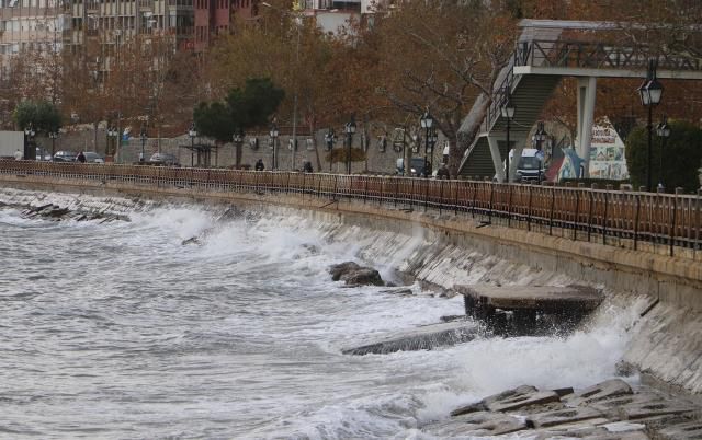 İstanbul'da yağmur ve şiddetli rüzgar başladı