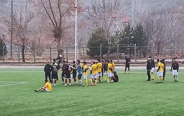 Çorum'da akıllara durgunluk veren olay! Oyundan alınan futbolcu elinde bıçakla sahaya geri döndü