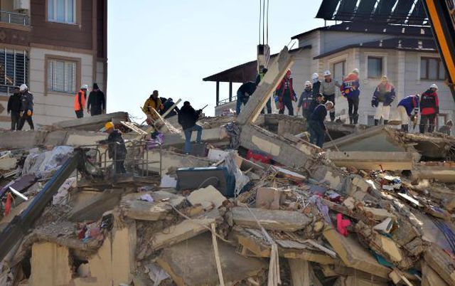 Depremden etkilenen Hatay'ın Kırıkhan ilçesinde marketler yağlamandı, ilçe sakinleri öfkeli: İçimizde böyle kötü niyetliler var
