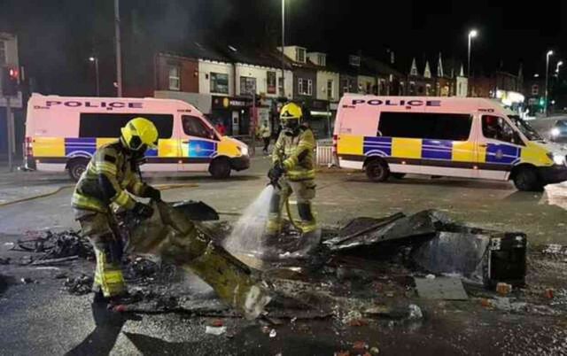 İngiltere'nin Leeds şehrinde polis kontrolü kaybetti, vatandaşlar evlerini korumak için sokağa çıktı