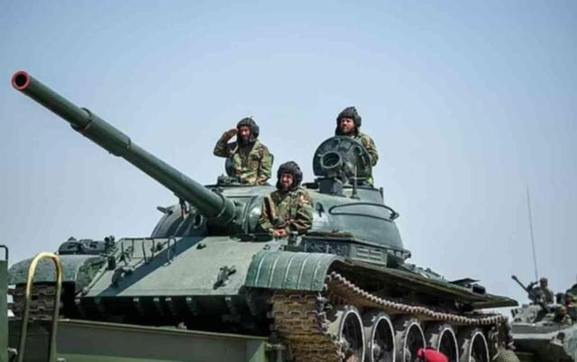 Taliban yönetimi, Afganistan ele geçirişinin üçüncü yılını, ABD'den kalan silahlarla gövde gösterisi yaparak kutladı