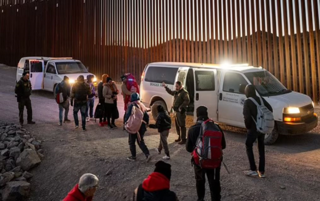 Trump, Biden döneminde ABD'ye giren 1 milyon göçmene 'Hemen Ayrılın' emri verdi