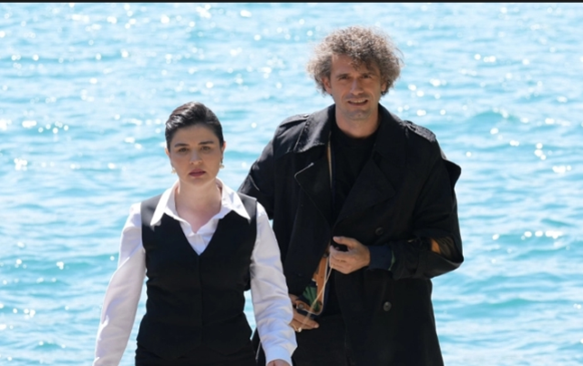 Küçük yaşta annesini kaybeden ve yalnız kalan Leyla'nın hikayesi