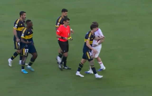 FIFA Kulüpler Dünya Kupası C Grubu ilk maçında heyecan doruktaydı: Benfica, 2-0 geriye düştüğü maçta Boca Juniors ile 2-2 berabere kaldı. Maç boyunca kırmızı kartlar ve sert mücadeler dikkat çekti. Ayrıca, Orkun Kökçü'nün yaptığı asist ve Kerem Aktürkoğlu'nun rakibine yönelik hareketleri gündemi belirledi.