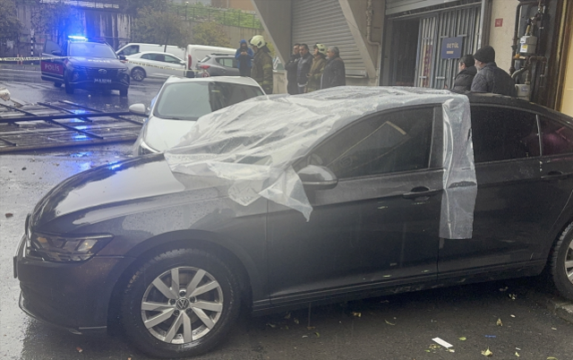 Ayasofya'da Mimar Sinan Minaresi'ne ait alem şiddetli rüzgar nedeniyle düştü