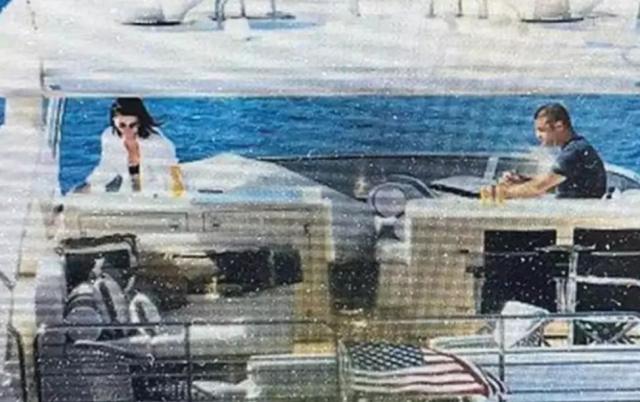 Sibel Can 11 yaş küçük sevgilisini hediyelere boğdu