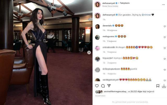 49 yaşındaki Defne Samyeli, kasığına kadar açılan yırtmaçlı elbisesiyle genç kızlara meydan okudu