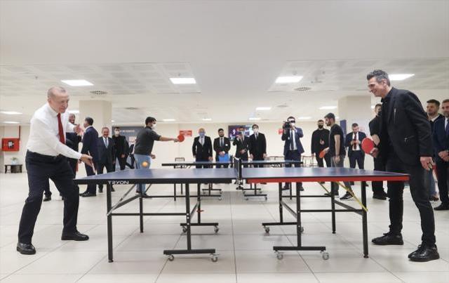 Cumhurbaşkanı Erdoğan, KYK yurdundaki öğrenciler ile masa tenisi oynadı