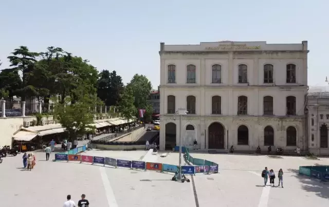 Beyazıt Meydanı çevre düzenlemesinin 3 yıldır tamamlanmaması tepki çekiyor