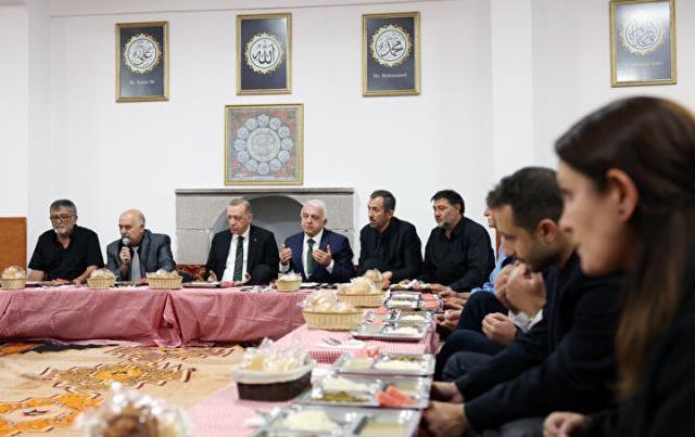 Cumhurbaşkanı Erdoğan, Alevi dedeleriyle Muharrem ayı iftarı yaptı