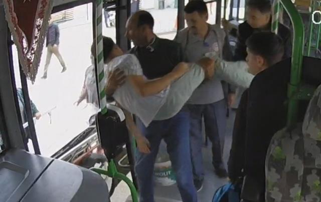 Minibüste fenalaşan öğrenciyi şoför hastaneye yetiştirdi! O anlar saniye saniye kaydedildi