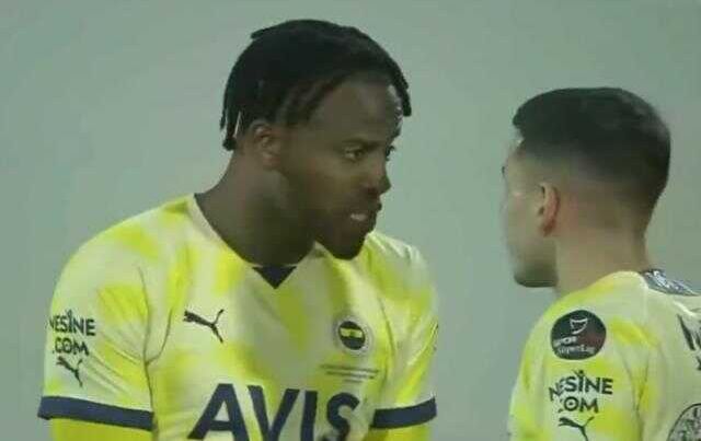 Fenerbahçeli futbolcular maçın içinde birbirine girdi! Batshuayi ve Emre Mor arasında olay