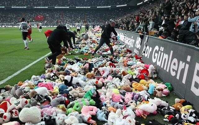 Beşiktaş taraftarının tarih yazdığı anlar dünya basınının manşetinde