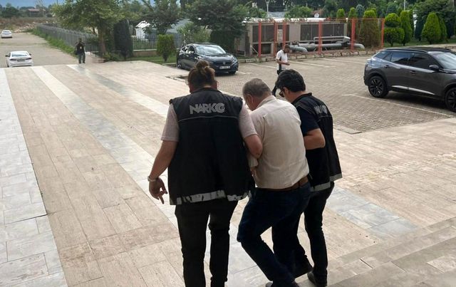 İzmir''de cezaevine uyuşturucu sokmaya çalışan avukat suçüstü yakalandı