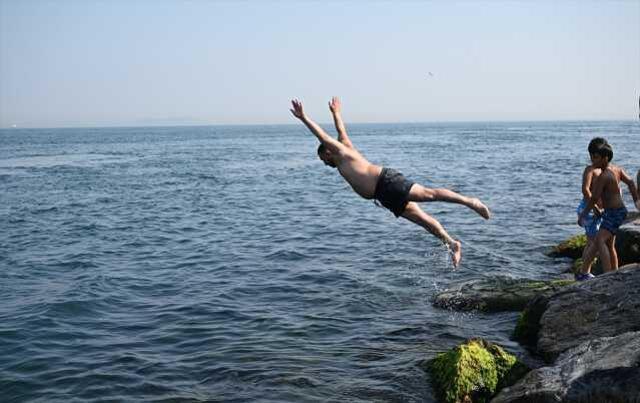 Sağlık Bakanlığı'ndan vatandaşlara 'sıcak hava' uyarı: Mecbur kalmadıkça dışarı çıkmayın