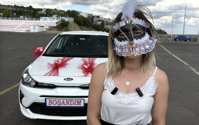 Eşinden boşanan kadın maske takıp göbek attı