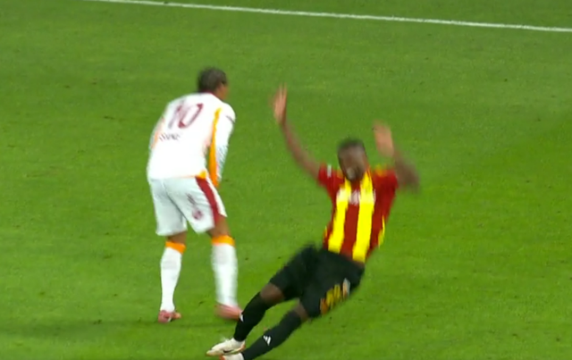 Galatasaray Kayserispor’u 4-0 Yendi: Yorumcuların Pozisyon Değerlendirmesi Üzerine Tartışma