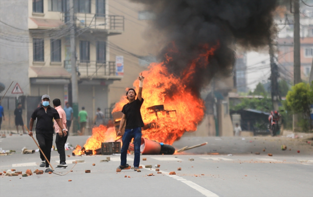 Nepal'de protestolar şiddetlendi! Eski başbakanın eşi yanarak can verdi