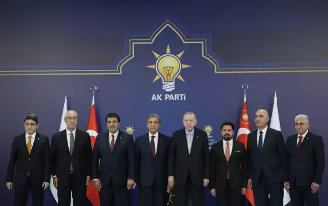 Cumhurbaşkanı Erdoğan milletvekilleri buluşmasında rozet takarken
