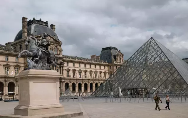 Louvre Müzesi'nde güpegündüz soygun! Napolyon'un mücevherlerini 7 dakikada çaldılar