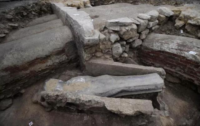 Kazmaları saplanan işçiler korku içinde yukarı haber verdi! Resmi yetkililer kazıya el koydu