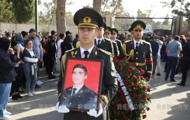 Azerbaycan 50 şehidine ağlıyor! İçlerinden biri var ki hikayesiyle yürekleri dağladı