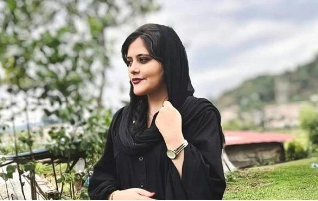 İran'da protestoların şiddeti artıyor! Öfkeli kadınlar, irşat polisinin aracına saldırdı