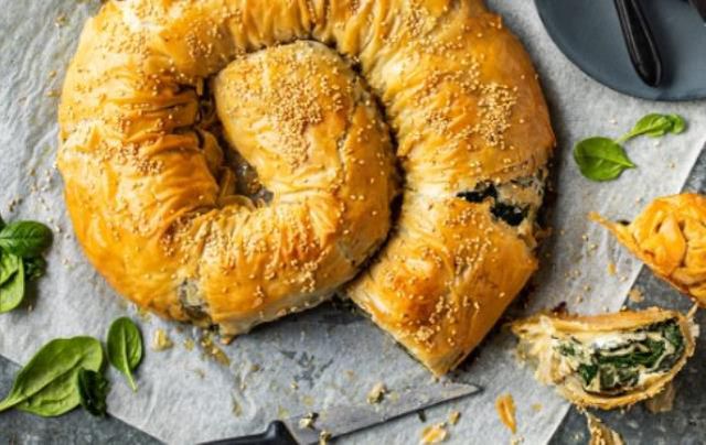 Rüyada börek yemek ne anlama geliyor? Rüyada pişmiş börek yemek nedir? Rüyada su böreği yemek ne demek?