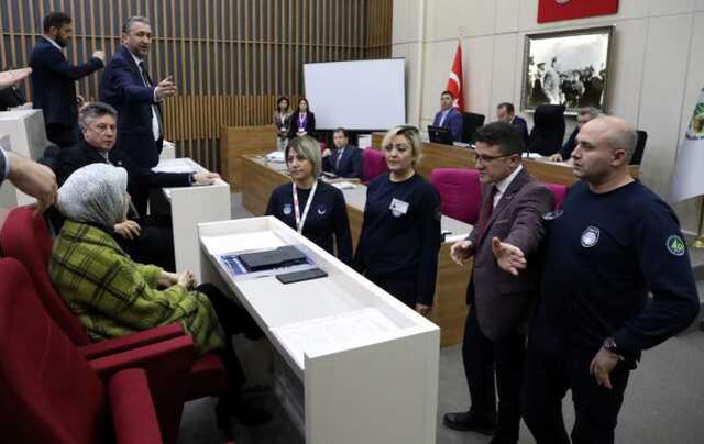 Tanju Özcan, önceki toplantıda kendisine su şişesi fırlatan meclis üyesini dışarı çıkarttı