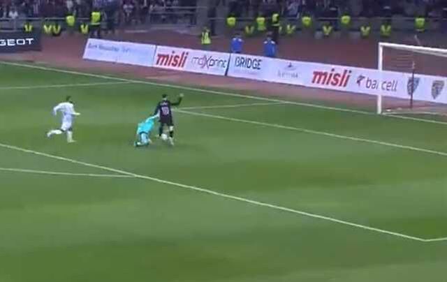 Bunu nasıl yaptın Ersin! Beşiktaş taraftarı yenilen gol sonrası çılgına döndü