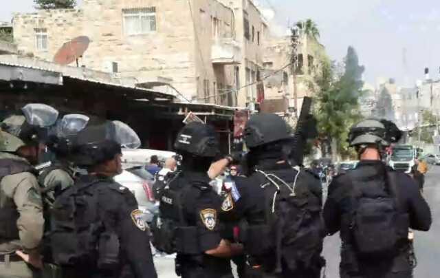 Son Dakika: Mescid-i Aksa'da cuma saatinde yine aynı manzara! İsrail polisi gaz bombası attı