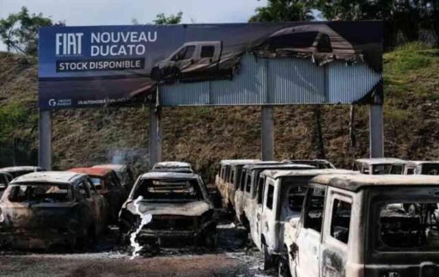 Yeni Kaledonya'da, Fransız parlamentosunun ülkedeki Fransız vatandaşlarına daha fazla oy hakkı tanıması kararı sonrası çıkan olaylarda 2 kişi öldü