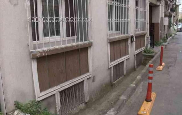 2 yıl önce evlendiği karısının boğazını keserek öldürdü