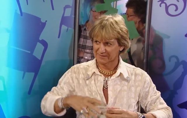 Soyguncular, televizyon yıldızına çekiçle saldırıp mücevher dükkanını soydu