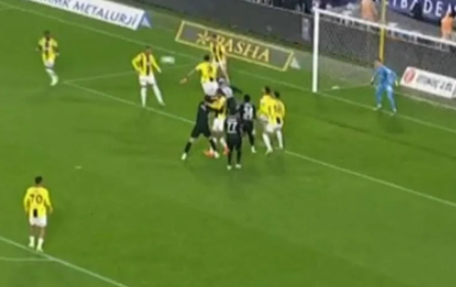 Penaltı mı değil mi? Osayi'nin pozisyonunda herkes aynı fikirde birleşti