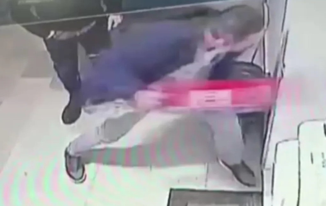 İki küçük çocuğunu da yanına alıp eski eşinin iş yerini bastı