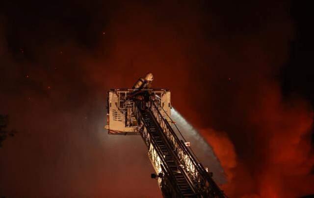 Alevler geceyi aydınlattı! Kağıt fabrikasında çıkan yangın 6 saatte söndürüldü