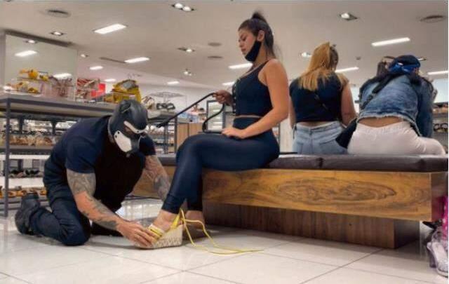 Erkek arkadaşını sokakta köpek tasmasıyla gezdiren kadın, yaptığının ilişkisine heyecan kattığını savunuyor