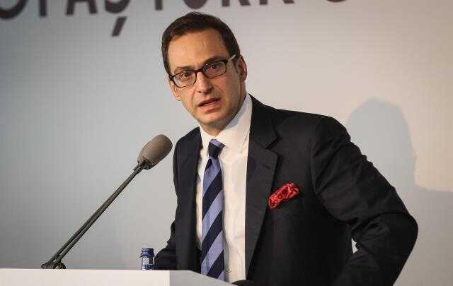 Toplu ulaşımdaki yolculuklarıyla ünlenen köpek Boji, iş insanı Ömer Koç tarafından sahiplenildi